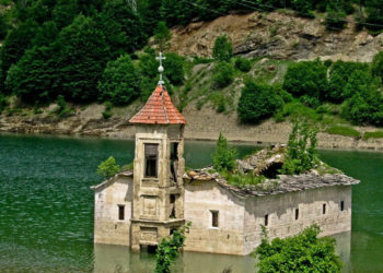 Những phế tích bất ngờ nổi lên mặt nước