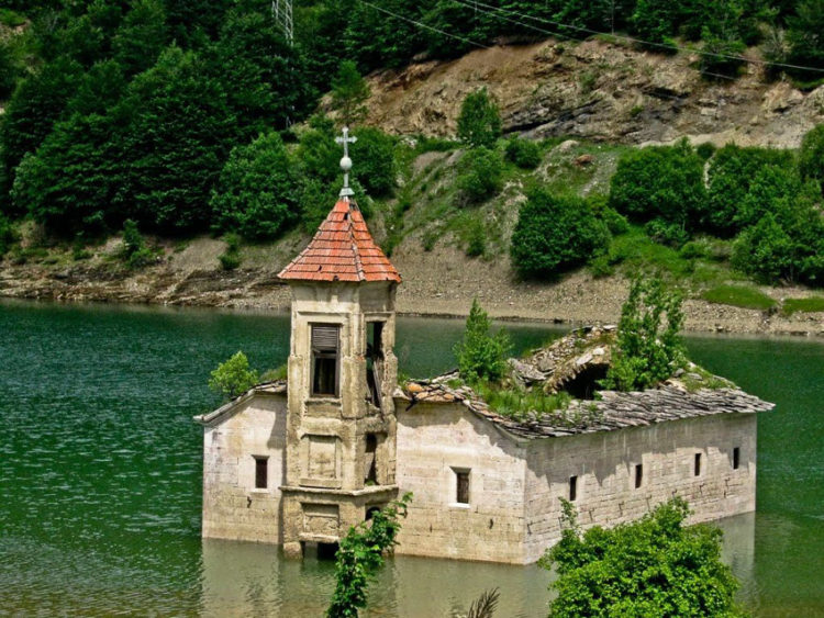 Giáo đường St. Nicholas giữa hồ Mavrovo