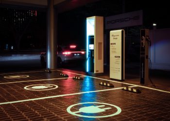 Trạm sạc công suất cao tối đa đạt 350kW tại Trung tâm Porsche Sài Gòn - 2