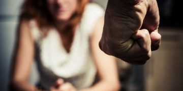 Đại dịch COVID-19 làm bùng phát bạo hành gia đình - 1