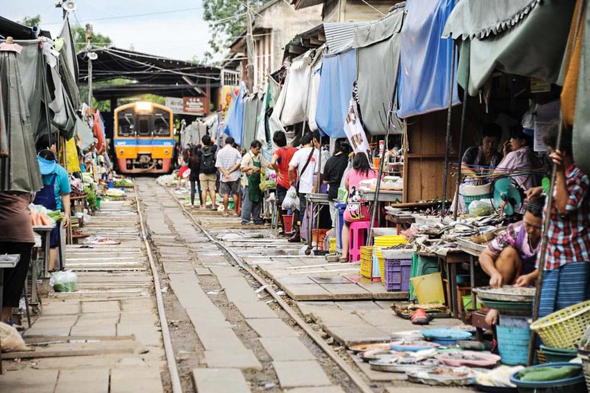 Đi chợ đường tàu ở Samut Songkhram -1