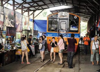 Đi chợ đường tàu ở Samut Songkhram -4