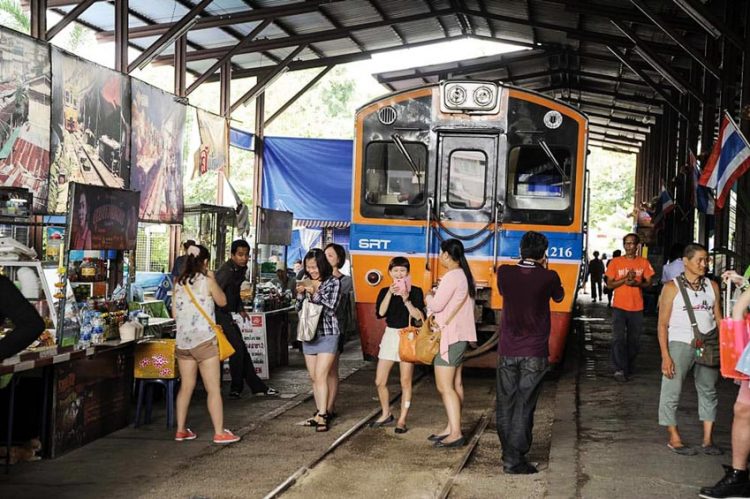 Đi chợ đường tàu ở Samut Songkhram -4
