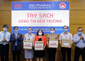 Giáo viên tiểu học được DHG Pharma tài trợ gel rửa tay phòng dịch - Ảnh 1