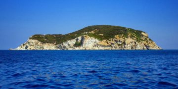 Ghé Zannone, đảo trụy lạc của thượng lưu Ý một thời -1