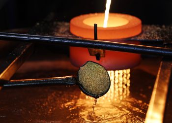 Một quá trình tinh luyện vàng tại nhà máy luyện kim loại quý Valcambi ở Balerna, Thụy Sĩ.