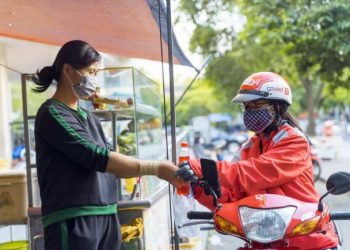 GoViet hỗ trợ cả trăm ngàn bữa ăn và tặng phiếu mua hàng cho các đối tác tài xế