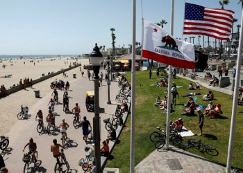 Số người thiệt mạng do COVID-19 ở Mỹ sát mốc 100.000 - Ảnh 1