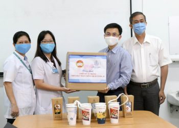 Công ty Minh Long I tặng 3.000 ly sứ mang thông điệp phòng, chống COVID-19 cho y, bác sĩ - 1