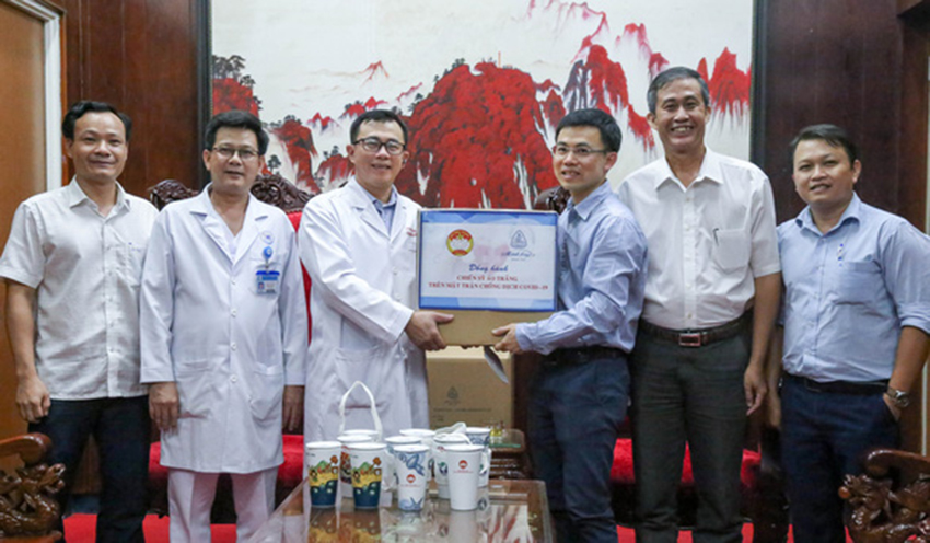 Công ty Minh Long I tặng 3.000 ly sứ mang thông điệp phòng, chống COVID-19 cho y, bác sĩ - Ảnh 2