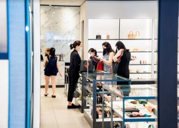 Người dân trở lại mua sắm tấp nập tại một trung tâm thương mại ngay sau khi lệnh giãn cách xã hội được gỡ bỏ.