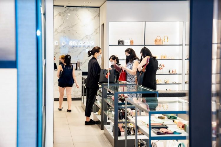 Người dân trở lại mua sắm tấp nập tại một trung tâm thương mại ngay sau khi lệnh giãn cách xã hội được gỡ bỏ.