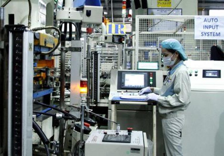 Vận hành thiết bị sản xuất tại nhà máy Canon ở Bắc Ninh.