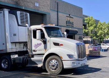 Xe của Nhà máy Driftwood vận chuyển sữa đến trụ sở của Food Bank tại khu vực Los Angeles. - 1