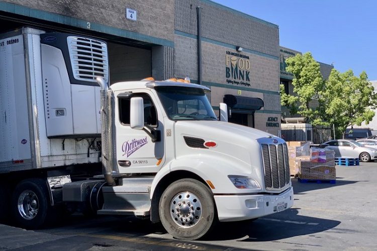 Xe của Nhà máy Driftwood vận chuyển sữa đến trụ sở của Food Bank tại khu vực Los Angeles. - 1