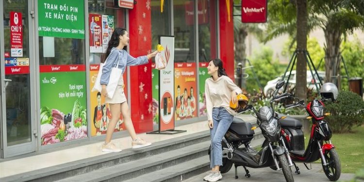 VinFast miễn phí 1 năm thuê bao pin xe máy điện, giảm 50% phí thuê bao 3 tháng - 1