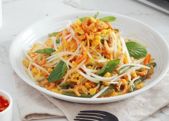 Món ngon mùa hè: "gỏi đu đủ trứng muối" - 1