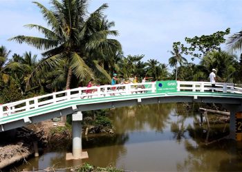 Grab và Quỹ Bảo trợ trẻ em Việt Nam khánh thành cầu Út Ốm trong dự án “Xây cầu đến lớp” - 1