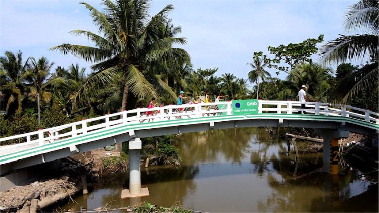 Grab và Quỹ Bảo trợ trẻ em Việt Nam khánh thành cầu Út Ốm trong dự án “Xây cầu đến lớp” - 1