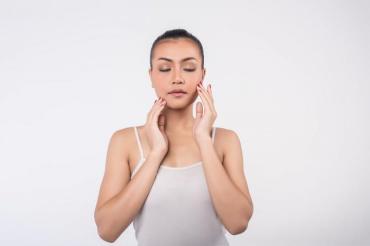 Bí ẩn của việc chạm tay vào mặt -1