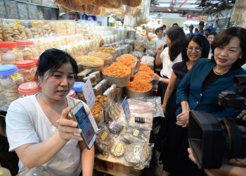 Dịch COVID-19 tạo thói quen ‘không tiền mặt’ tại châu Á - Thái Bình Dương -1