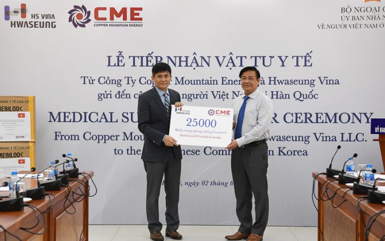 Kiều bào Việt Nam tại Hàn Quốc trao vật tư hỗ trợ phòng dịch Covid-19 - 1