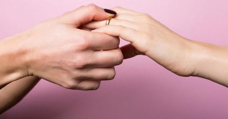 Những phụ nữ đóng vai người chồng trong hôn nhân -5
