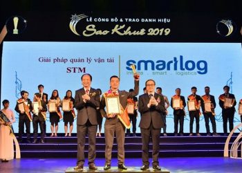 Ông Nguyễn Duy Hồng - Phó tổng Giám đốc, đại diện Công ty Smartlog nhận danh hiệu Sao khuê 2019 cho sản phẩm STM - 1