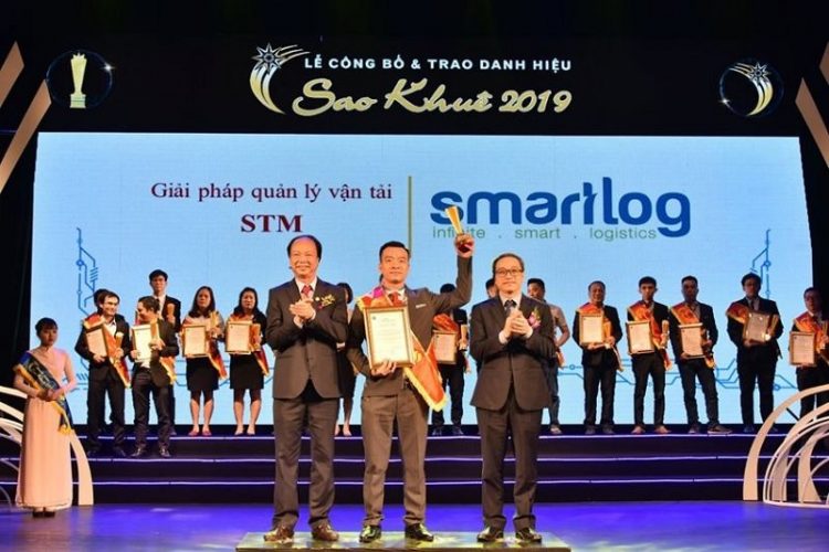 Ông Nguyễn Duy Hồng - Phó tổng Giám đốc, đại diện Công ty Smartlog nhận danh hiệu Sao khuê 2019 cho sản phẩm STM - 1