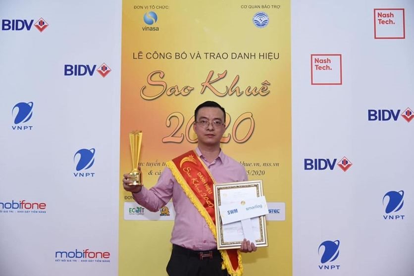 Ông Nguyễn Duy Hồng - Phó tổng Giám đốc, đại diện công ty Smartlog nhận danh hiệu Sao khuê 2020 cho sản phẩm SWM.