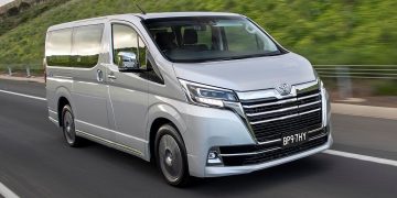 Toyota giới thiệu Hiace thế hệ mới, Granvia hoàn toàn mới và Land Cruiser Prado 2020 - 1