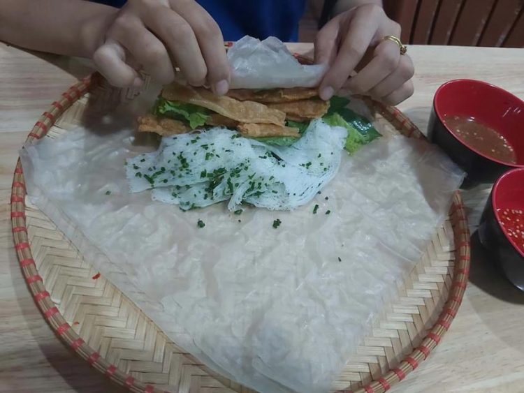 Ăn tối giản với bánh tráng nghèo, gỏi cuốn sang -2