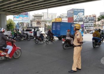 Từ 5-8-2020, cảnh sát giao thông phải cảm ơn người dân sau khi kiểm soát giấy tờ