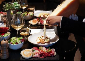 Thưởng thức món phô mai Raclette hấp dẫn đến từ Thụy Sĩ 9