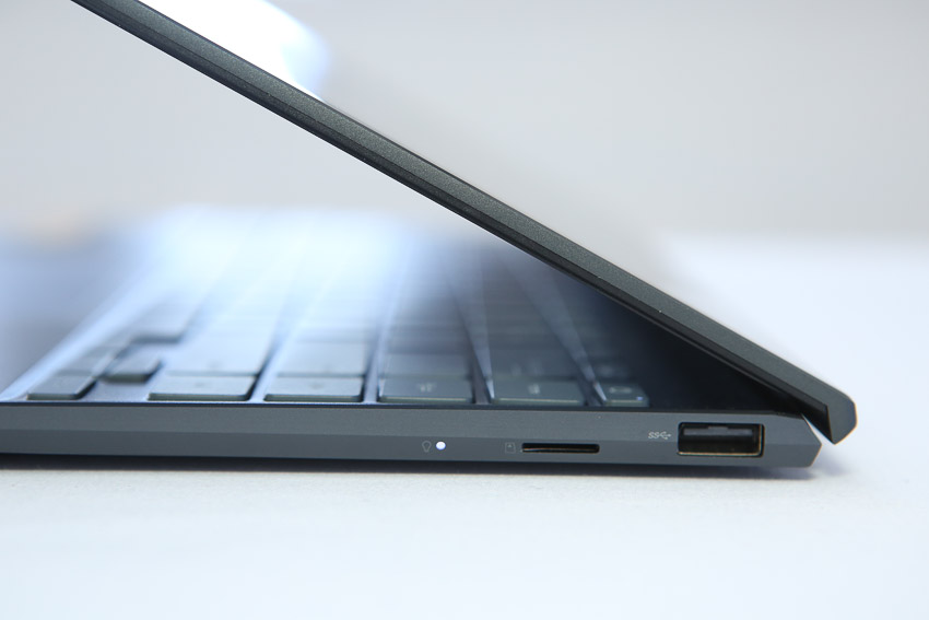 ASUS giới thiệu ZenBook 14 UX425, laptop 14-inch mỏng nhất thế giới với đầy đủ cổng kết nối - 11