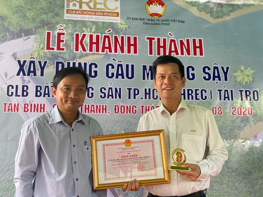 CLB Bất động sản TP.HCM trao tặng cầu Mương Sậy và máy lọc nước tại Đồng Tháp - 2