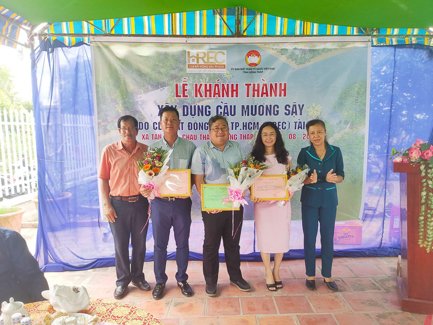 CLB Bất động sản TP.HCM trao tặng cầu Mương Sậy và máy lọc nước tại Đồng Tháp - 5