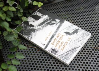 Dưới mái hiên đêm, những khách lạ - Cuộc lãng du của cái đẹp và nỗi buồn khắc khoải - 1