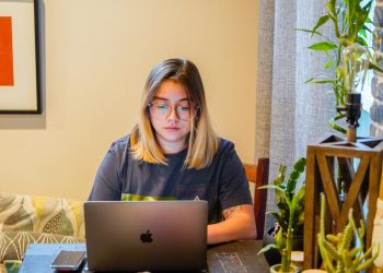 Bí quyết giảm căng thẳng khi làm việc tại nhà trong mùa dịch  