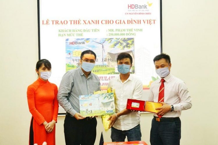 HDBank trao 'Thẻ Xanh cho gia đình Việt' đến khách hàng đầu tiên
