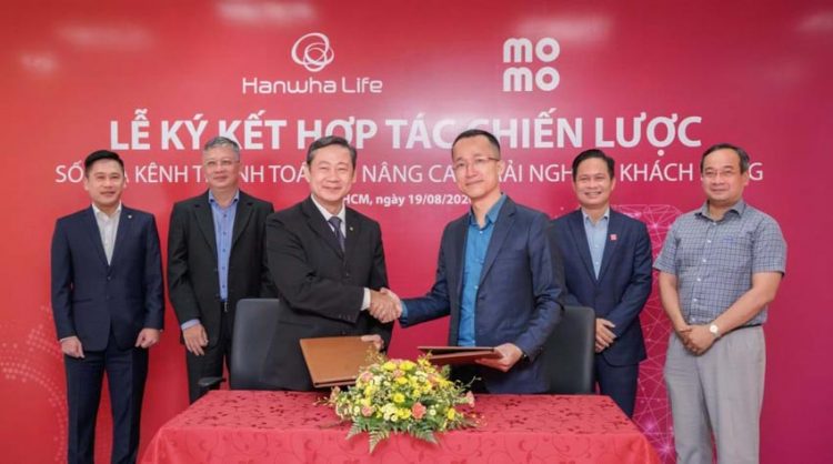 Hanwha Life Việt Nam đẩy mạnh số hóa khi hợp tác cùng MoMo và Payoo -1
