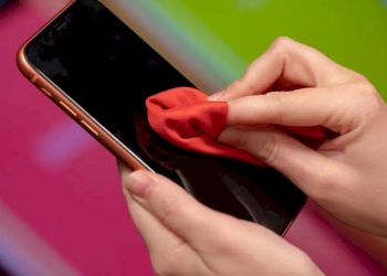 Cách loại bỏ vi rút corona tiềm ẩn trên điện thoại và máy tính -1