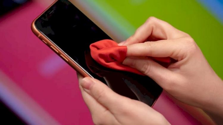 Cách loại bỏ vi rút corona tiềm ẩn trên điện thoại và máy tính -1