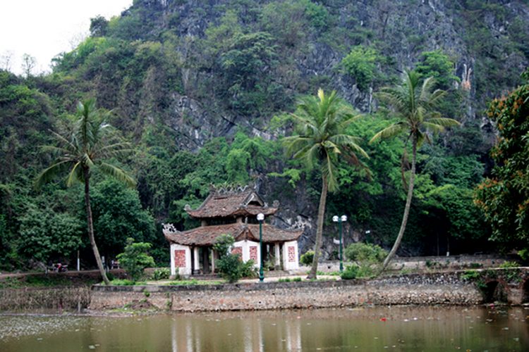 Núi Trầm, thắng cảnh bên dòng sông Đáy -02