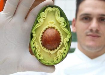 Điêu khắc trên quả bơ -1