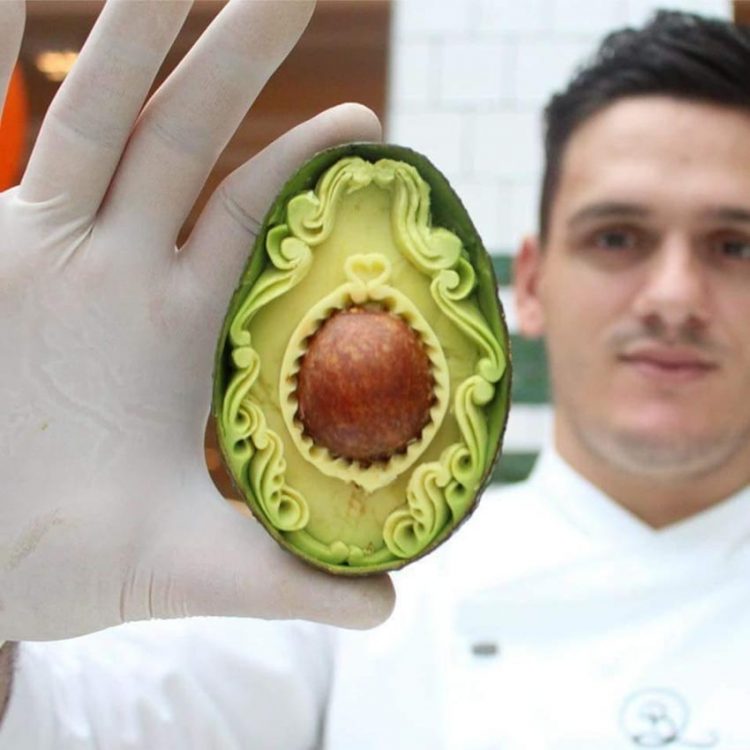 Điêu khắc trên quả bơ -1