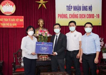 Lazada Việt Nam trao tặng 10.000 bộ trang phục bảo hộ y tế