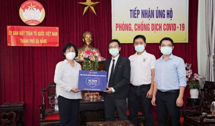Lazada Việt Nam trao tặng 10.000 bộ trang phục bảo hộ y tế