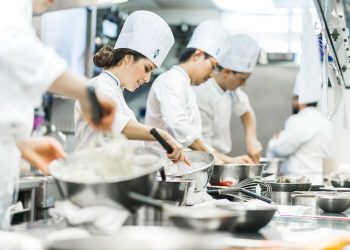 Những góc khuất ít ai biết của nghề bếp trưởng -9