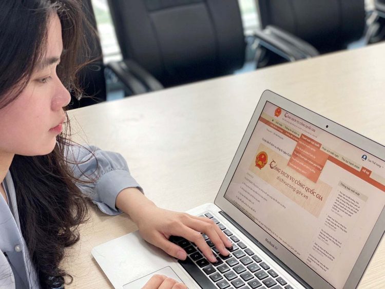 Nộp lệ phí trước bạ và nộp tờ khai đăng ký ôtô trực tuyến nhờ dịch vụ công số 1.000